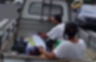 Miris.. Jenazah Dibawa dengan Mobil Pikap, Keluarga Mengaku Tak Sanggup Sewa Ambulans yang Mahal