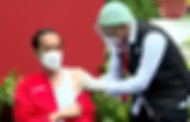 Bikin Kaget, Ini Alasan Jokowi Cuma Pakai Kaus Dalam Saat Terima Suntikan Kedua Vaksin Covid-19