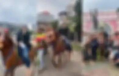 Diberlakukan Bak Putri Kerajaan, Mahasiswi Ini Diarak Keliling Naik Kuda oleh Teman-temannya Usai Sidang Skripsi: Diantar Sampai ke Kost