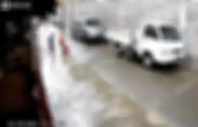 Viral Terekam CCTV Mobil Lindas Anak Kecil Saat Sedang Bermain