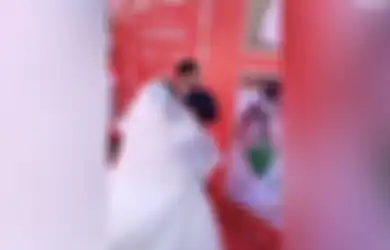Pernikahannya Sepi Tanpa Teman Maupun Keluarga yang Hadir, Pengantin Pria Ini Menangis dan Meminta Maaf pada Sang Istri