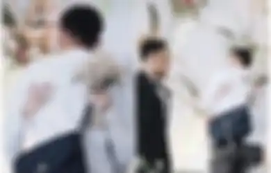 Disaksikan Langsung oleh Mempelai Pria, Pengantin Wanita Terang-terangan Peluk Mantan Kekasihnya di Pelaminan, Video Pernikahannya Langsung Bikin Geger Jagat Maya