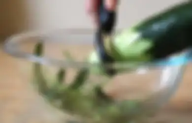Banyak Nutrisi, 6 Buah dan Sayur Ini Enggak Perlu Dikupas Kulitnya!