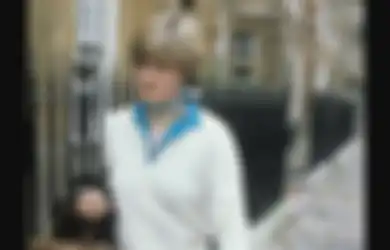 3 Gaya Princess Diana Pakai Cardigan yang Manis dan Kece Abis!