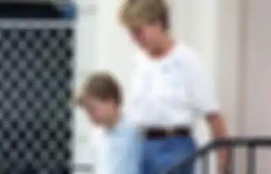 Gaya Kasual Princess Diana Pakai Celana Jeans. Tetap Kece Maksimal!