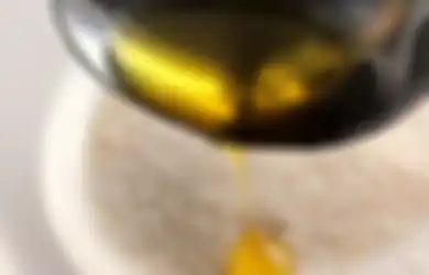 Gula Jadi Scrub Buat Menghilangkan Ketombe? Bisa, Gini Caranya!