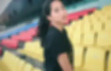 Tiru Padu Padan Kaos Hitam ala Nadiya Rawil yang Simpel Tapi Kece!
