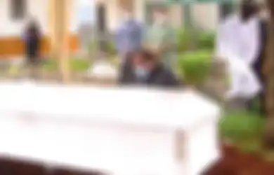 Jatuh Tumbang Sesaat Sebelum Jenazah Sang Istri Masuk ke Liang Kubur, Suami Soraya Abdullah Tak Kuasa Tahan Tangis dan Rasa Bersalah: Mohon Maaf, Maafkan
