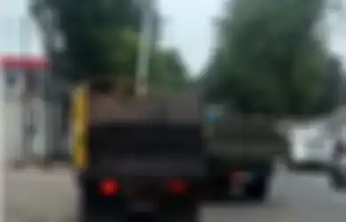 Viral Truk TNI Pepet Truk Lain di Jalan Raya, Sopir Turun dan Marah-marah, Ini Alasannya