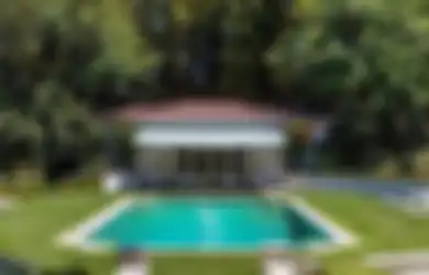 Hijaunya Rumah Angelina Jolie, Ada Pepohonan Rimbun dan Taman Mawarnya