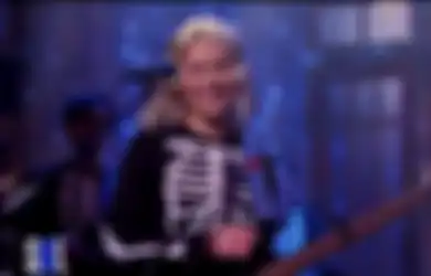 Bela Phoebe Bridgers Soal Aksi Banting Gitar, Dave Grohl: Kurt Cobain Pernah Lebih Parah