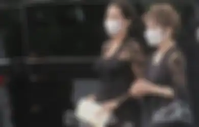 Pakai Kebaya Hitam Didampingi Putrinya, Dewi Soekarno Hadiri Upacara Kremasi Menantunya di Bali, Keluarga Frits Frederik Seegers Beri Sambutan Khusus untuk Istri Proklamator