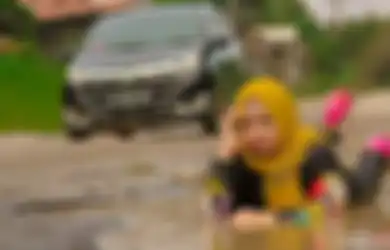 Berpose Bak Model Profesional di Jalan Rusak Penuh Kubangan, Pasangan Suami Istri Ini Sindir Pemerintah: Pernah Jadi Korban Jatuh di Daerah Itu
