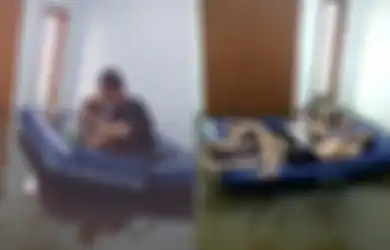 Santai Seperti di Pantai, Rumahnya Kemasukan Air Banjir, 2 Pemuda Ini Malah Asyik Makan Camilan di Atas Kasur