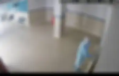 Frustasi Tak Dapat Kabar Perkembangan Kondisi Sang Ayah, Seorang Anggota Polisi Nekat Menyamar Jadi Dokter Demi Masuk Bangsal Covid-19, Langsung Kabur Menangis Ketahui Keadaan Ayahnya