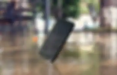 HP Enggak Sengaja Terendam Air? Perbaiki Sendiri Pakai Cara Mudah Ini!