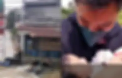 Tak Kuat Hati Hanya Berdiam Diri, Baim Wong Langsung Bantu Evakuasi Bayi Baru Lahir yang Terjebak Banjir Bersama Ibunya di Bintaro, Tindakannya di Atas Perahu Jadi Sorotan