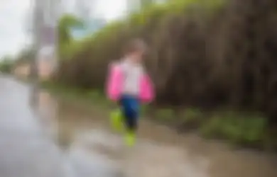 Orangtua Harus Tau, Ini 10 Tips Cegah Anak Sakit Usai Banjir di Rumah
