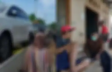 Kekayaan Seakan Buat Warga Sumurgeneng Disayang-sayang Pengusaha, Kumpulan Sales Luar Kota Geruduk Kampung Miliarder Tuban untuk Tawarkan Produk Mereka, TNI Polisi Sampai Siaga 24 Jam