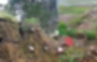 10 Jenazah Hanyut Terbawa Arus dan Kain Kafan Bergelantungan Akibat Longsor, Begini Penampakan Makam yang ada di Desa Klodran, Colomadu, Karanganyar