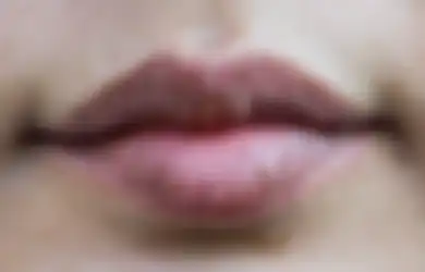 Bibir Jadi Kering dan Hitam Karena Sering Pakai Lipstik? Ini Solusinya