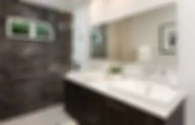 Trik Menaruh Jendela dan Hindari Genangan di Lantai Kamar Mandi