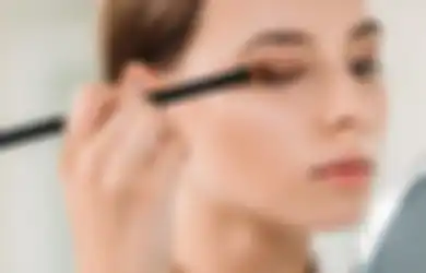 5 Trik Pakai Eyeshadow Buat Remaja Biar Tetap Terlihat Natural!