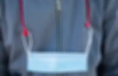 Jadi Tren Aksesoris, Pakai Kalung Masker Justru Berbahaya, Lho!