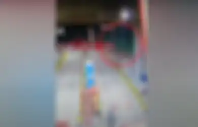 Buat Petugas Jaga Kabur Ketakutan, Video CCTV Penampakan Pocong Lompat-lompat di Gerbang Tol Trending Youtube, Ewing HD: Sebelahnya Ada Kuburan