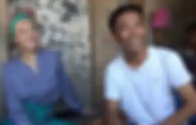 Cara Panjat Pohon Kelapanya yang Lihai dan Unik, Wanita Asal Perancis Ini Dibuat Klepek-klepek Oleh Pemuda Lombok Sampai Ikrarkan Janji Suci