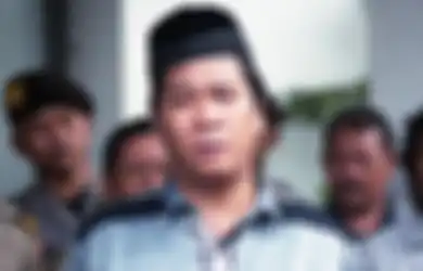 Jadi yang Pertama Dibangun saat Dirikan Pesantren, Begini Penampakan Kuburan Anton Medan yang Sudah Siap Sejak 2002, Tertutup Meja dan Dikelilingi Sofa Hitam