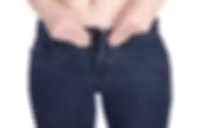 3 Trik Atasi Jeans Kekecilan hingga Kebesaran Cuma Pakai Keret Gelang!