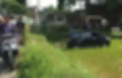 Suara Benturan dan Teriakan Tak Terdengar, Heboh Mobil APV Berendam di Tengah Sawah Tanpa Ada Penumpangnya, Kok Bisa?