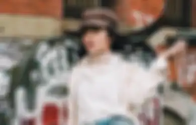 3 Padu Padan Kemeja Putih dan Outfit Denim ala Febby Rastanty!