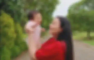Kewalahan Anak Semata Wayangnya Gak Bisa Tidur, Asmirandah Curhat Sampai 4 Kali Tidurkan Putrinya Jalan-jalan Pakai Mobil, Padahal Solusinya Semudah Ini