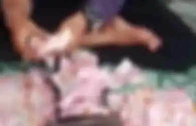 Bikin Heboh, Kotak Hitam Pria Gondrong Ini Tak Henti 'Cetak' Uang Rp 100 Ribu: Subhanallah