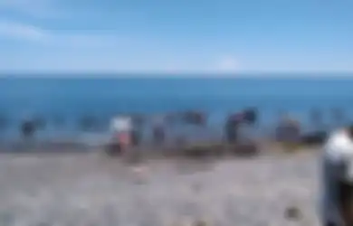 Awalnya Cuma Coba-coba Saat Lihat Kilauan di Pesisir Pantai, Heboh Warga Pesisir Pantai Ini Temukan Material Emas: Seperti Batu-batu Kecil