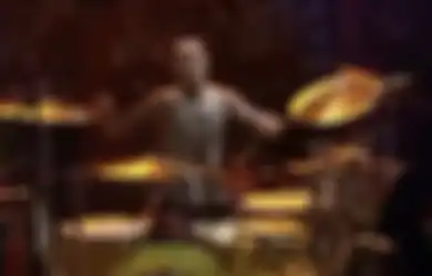 Tonton Aksi Gokil Travis Barker Main Drum Cuma Dengan Satu Tangan