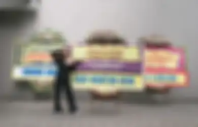 Pamer Wajah Sumringah Sambil Pose di Depan Karangan Bunga, Awkarin Hebohkan Media Sosial Usai Beli Sebuah Hotel, Netizen: Umur 23 Tahun Gue Baru Bisa Beli Seblak