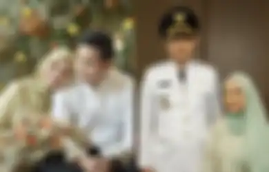 Seragam Bupatinya Saja Belum Dilepas, Suami Chacha Frederica yang Baru Pulang Kerja Langsung Bantu Mandikan Anak, Netizen: MasyaAllah Pemandangan Indah Sekali
