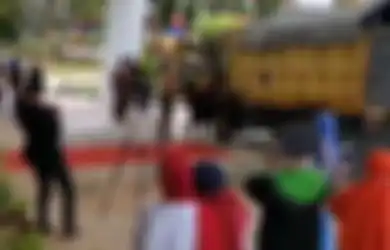 Pesta Kelulusan Kuliahnya Masih Terhalang Covid-19, Mahasiswa Ini Datangi Perayaan Wisuda 'Drive Thru' dengan Kendarai Truk: Buat Hiburan, Bete Gegara Corona