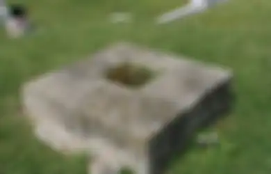 Ada Jendela di Atasnya, Gimana Kisah di Balik Desain Aneh Makam Ini? 