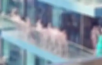 Siang Bolong Berbaris di Balkon, 15 Wanita Tanpa Busana Gegerkan Dubai, Diduga Portal Ini Dalangnya