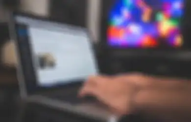Niat Hati Buka Laptop Cuma Cari Kartun Buat Tontonan Anak, Pria Ini Justru Dapati Aib sang Istri, Syok Lihat Kelakuannya Selama Ditinggal Merantau ke Luar Negeri