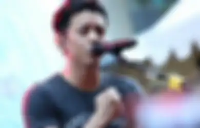 Lagi Main HP Tiba-tiba Disodori Kamera, Ariel NOAH Tetap Santai Saat Diminta Jadi Tukang Foto Dadakan oleh Kru, Kelakuan sang Vokalis Bikin Kagum Netizen
