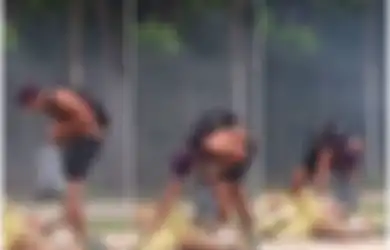 Telanjang Dada Sambil Bawa Kantong Kresek, Viral Bule di Bali Kais-kais Sisa Sesajen, Kepala Satpol PP: Sebelumnya Pernah Ketangkap Basah Mengemis