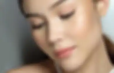 3 Cara Mencegah Jerawat saat Pakai Makeup. Biar Wajah Mulus Terus!
