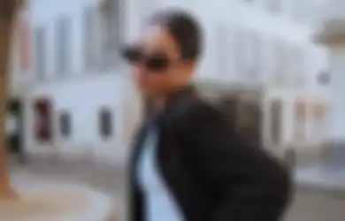 3 Ide OOTD Pakai Blazer Hitam ala Alyssa Daguise. Keren Abis!