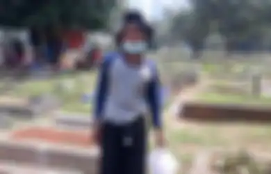 Dapat Rejeki Lebih di Tengah Pandemi, Mimpi Kakek 70 Tahun Penjaga Makam Menteng Pulo Ini Perlahan Terwujud: Lagi Nabung Buat Biaya Kuliah S2 si Bungsu