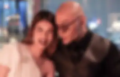 Innalillahi, Berpakaian Serba Hitam Sembari Memegang Bunga, Kekasih Deddy Corbuzier Bagikan Kabar Duka Kehilangan Sosok Berharga Ini, Sabrina Chairunnisa: Ini yang Rasanya Patah Hati?